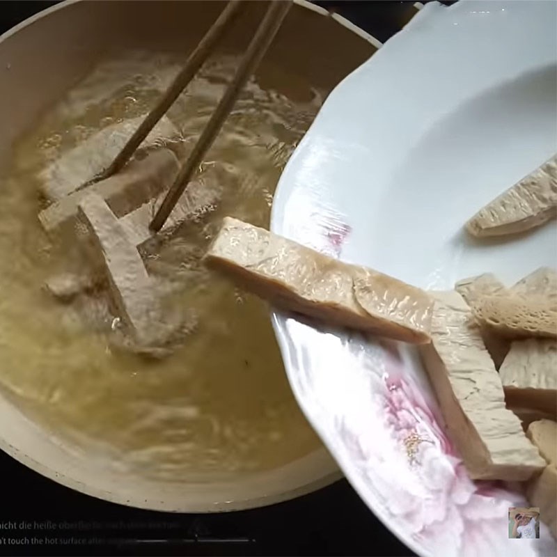 Bước 2 Chiên sườn non Sườn non rim me