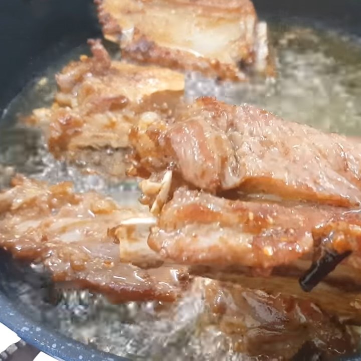 Bước 3 Chiên sườn bò Sườn bò sốt tiêu đen