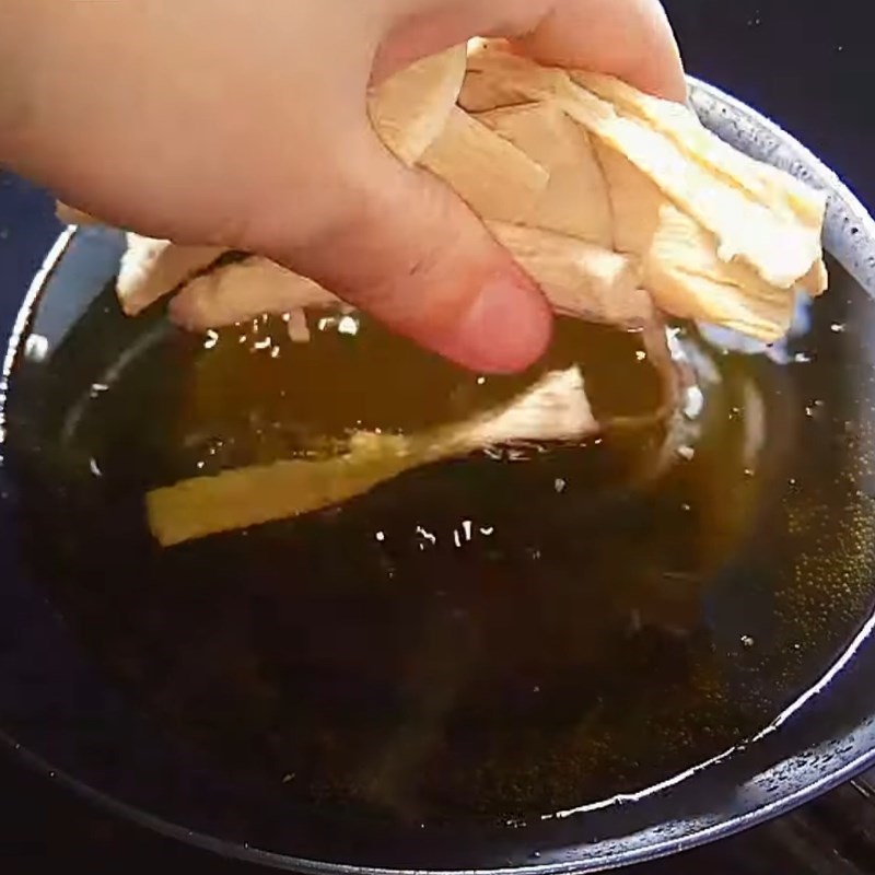 Bước 2 Chiên tàu hũ ky Hủ tiếu chay miền Tây