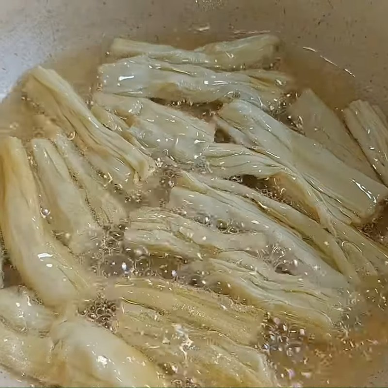 Bước 2 Chiên tàu hũ ky Tàu hũ ky xào dứa