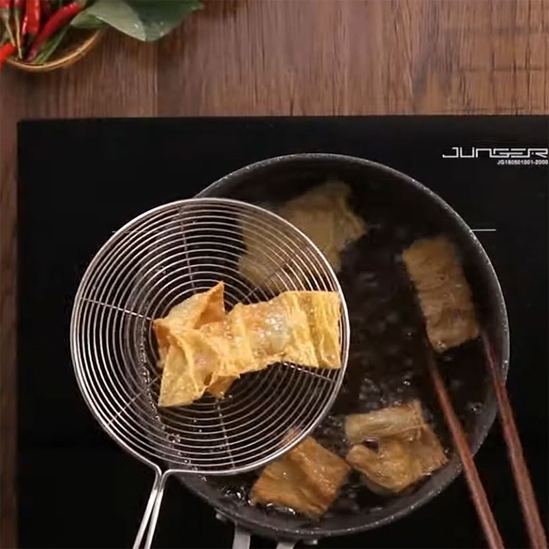 Bước 2 Chiên tàu hũ ky Tàu hũ ky kho măng