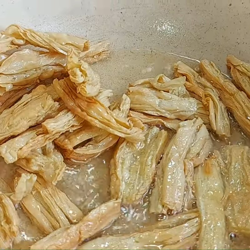 Bước 2 Chiên tàu hũ ky Tàu hũ ky xào dứa