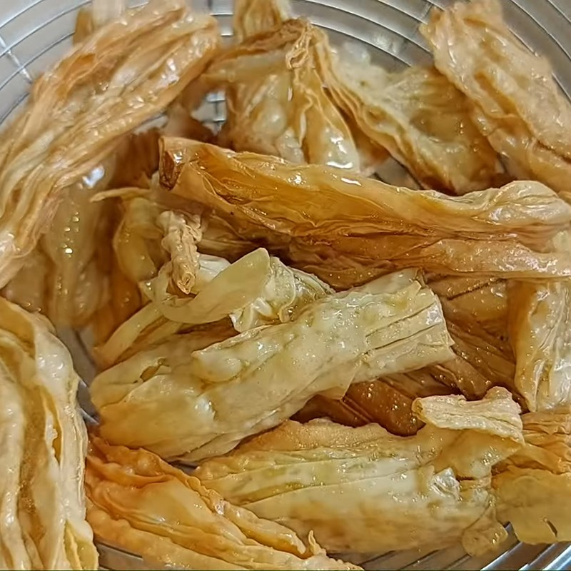 Bước 2 Chiên tàu hũ ky Tàu hũ ky xào dứa
