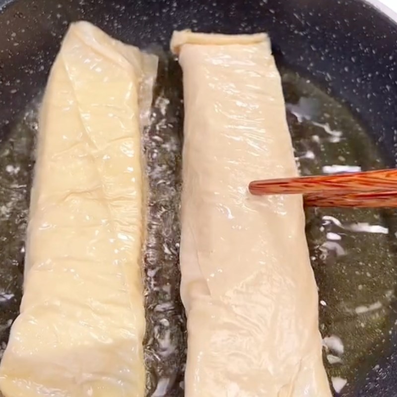 Bước 3 Chiên tàu hũ ky cuộn nấm Tàu hũ ky kho gừng