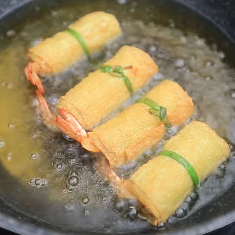 Bước 4 Chiên tàu hũ ky Đậu hũ ky cuộn tôm thịt