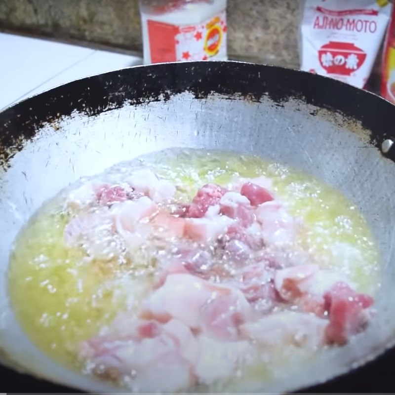 Bước 3 Chiên thịt Trứng cá kho tiêu