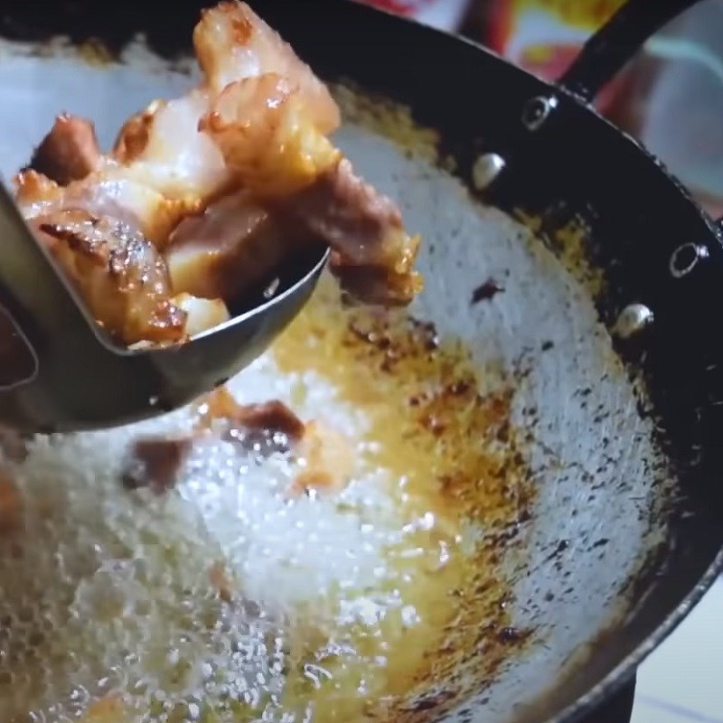 Bước 3 Chiên thịt Trứng cá kho tiêu