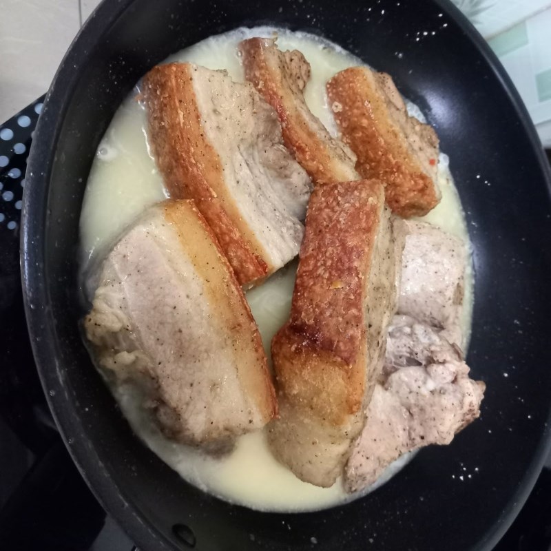 Bước 2 Chiên thịt heo Thịt ba rọi chiên nước mắm (công thức được chia sẻ từ người dùng)