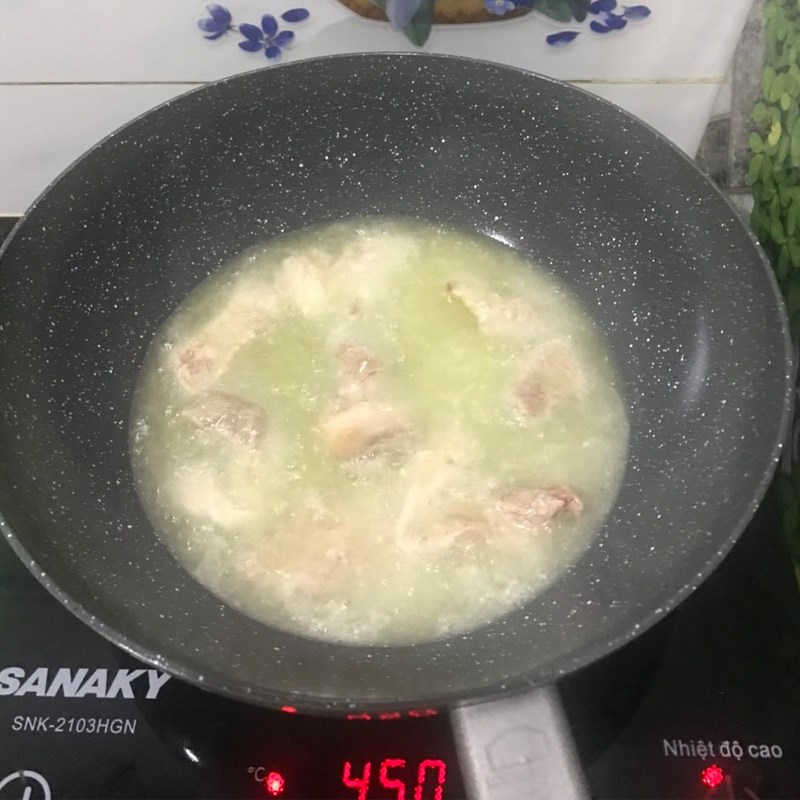 Bước 3 Chiên thịt heo và chuẩn bị nước sốt Thịt heo xào chua ngọt (công thức được chia sẻ từ người dùng)