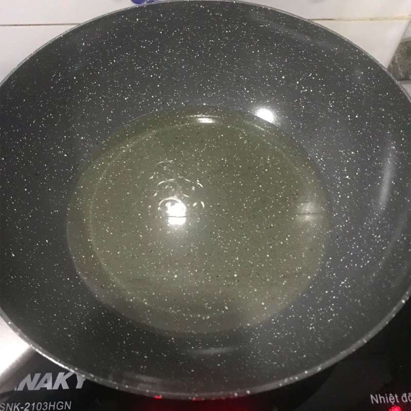 Bước 3 Chiên thịt heo và chuẩn bị nước sốt Thịt heo xào chua ngọt (công thức được chia sẻ từ người dùng)