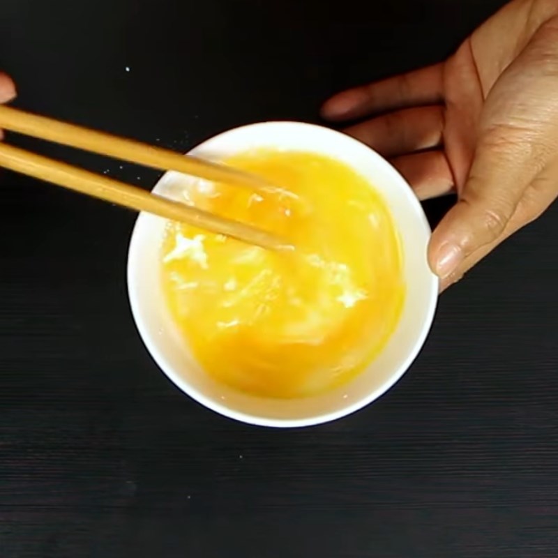 Bước 3 Chiên trứng Trứng cuộn tôm hấp ngũ sắc