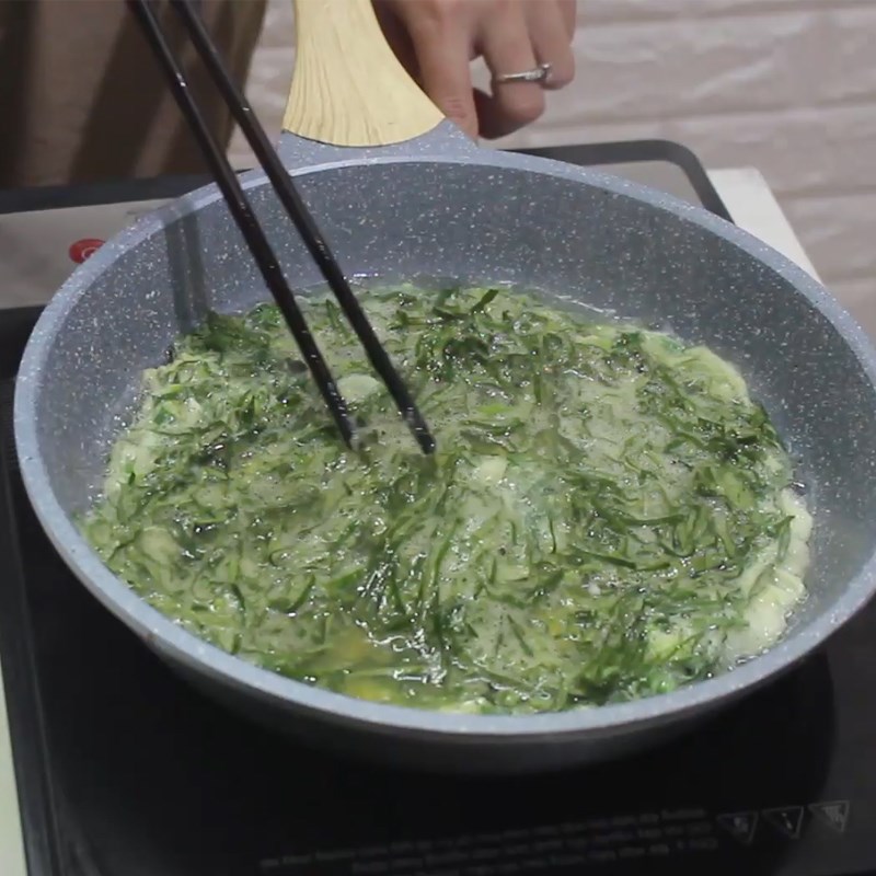 Bước 3 Chiên trứng Trứng chiên lá lốt