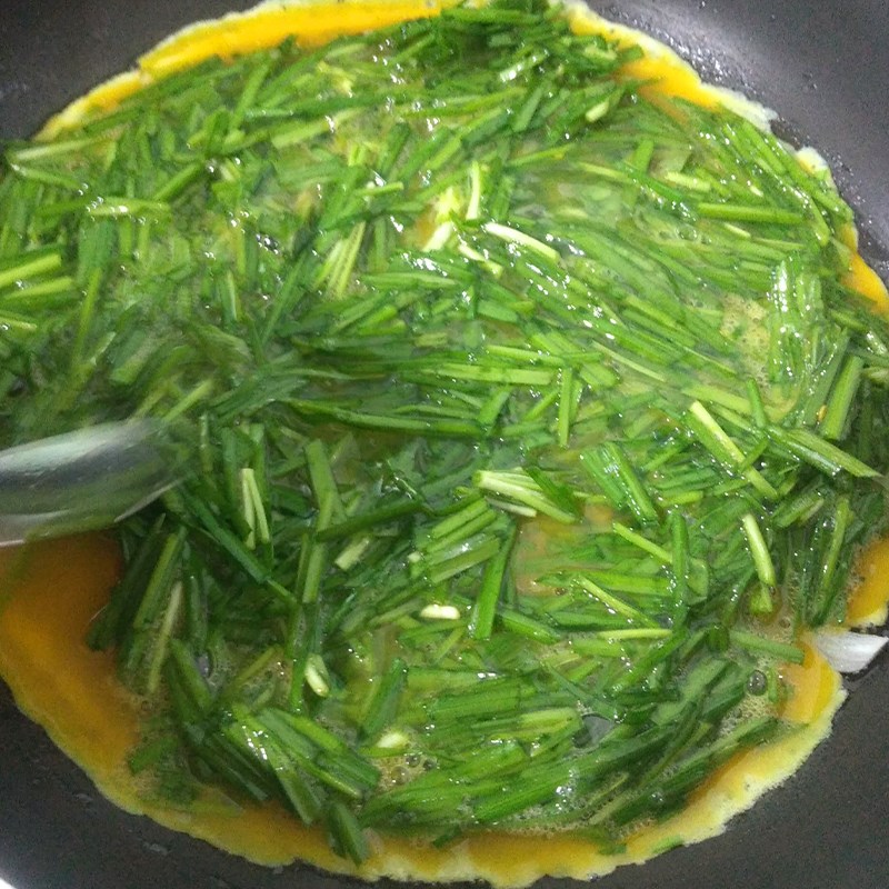 Bước 3 Chiên trứng Trứng rán lá hẹ