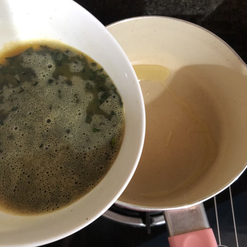 Bước 3 Chiên trứng Trứng chiên lá mơ