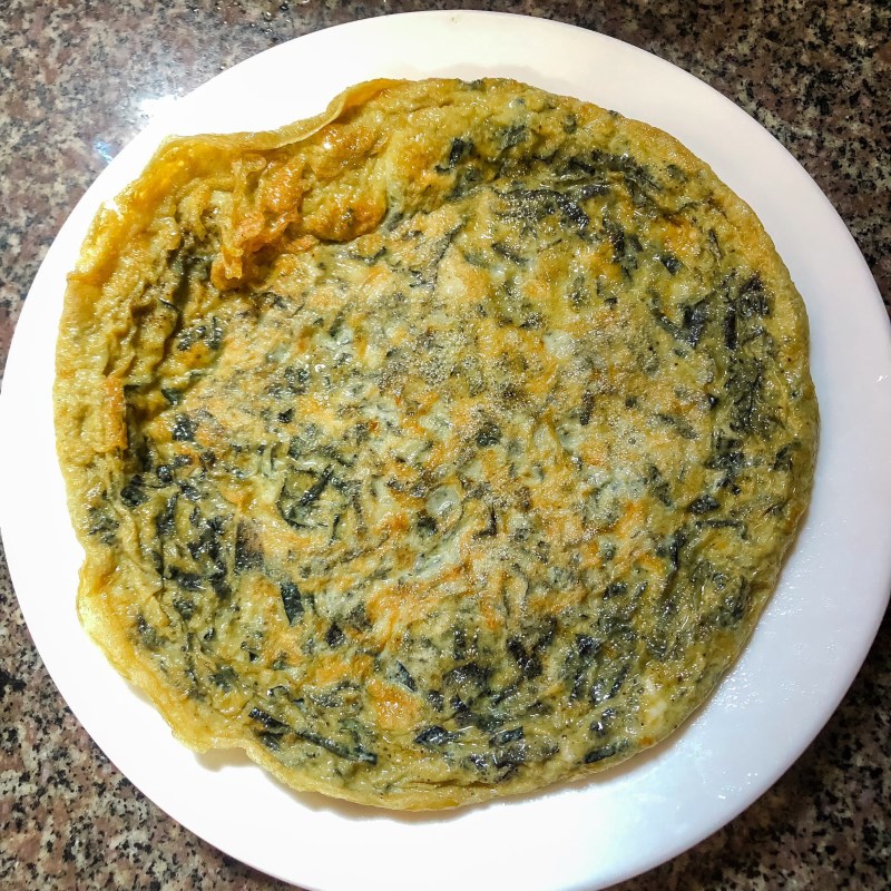 Bước 3 Chiên trứng Trứng chiên lá mơ