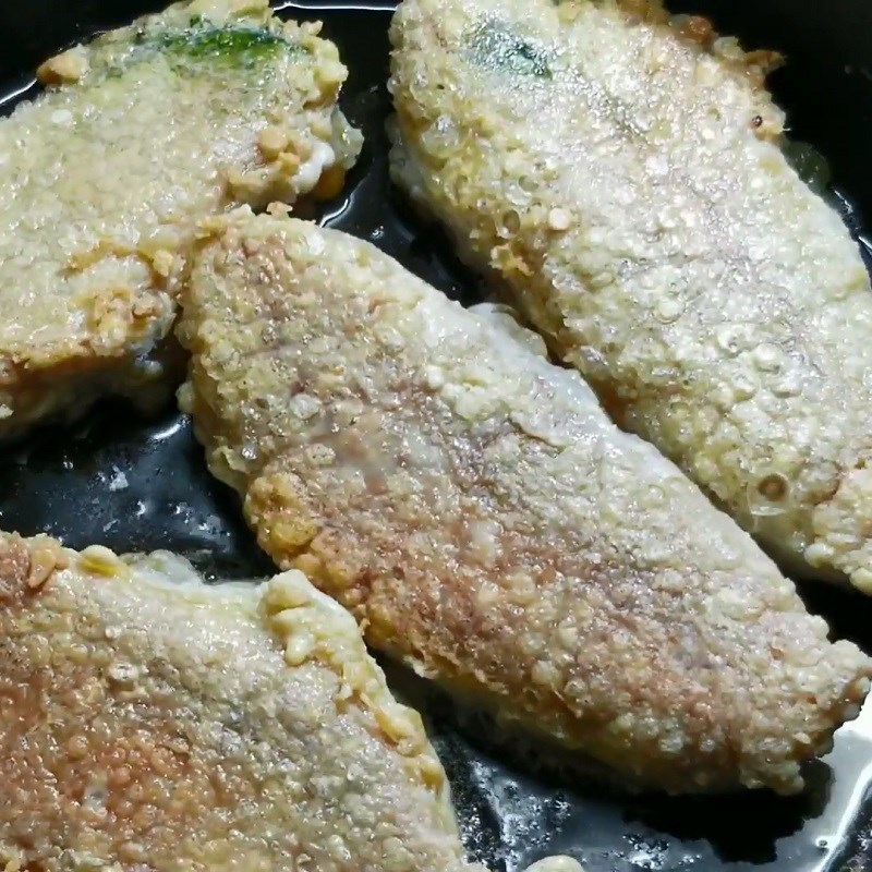 Bước 3 Chiên trứng cá Trứng cá sốt cà chua