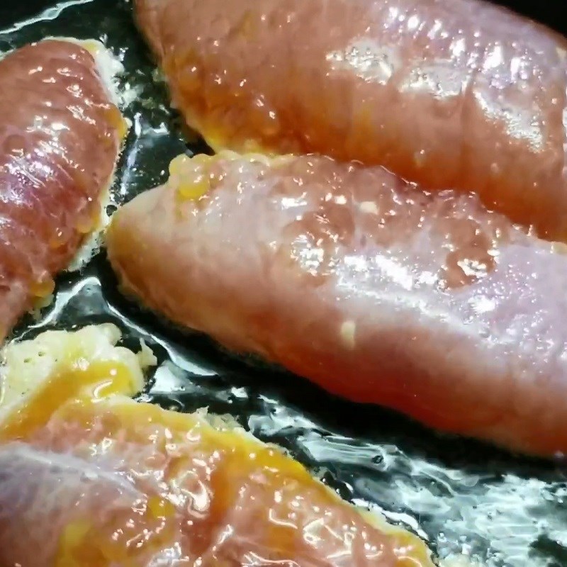 Bước 3 Chiên trứng cá Trứng cá sốt cà chua
