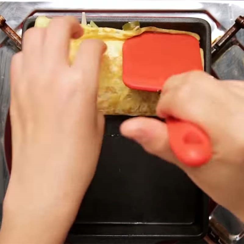 Bước 3 Chiên trứng và cuộn trứng Trứng cuộn khoai tây