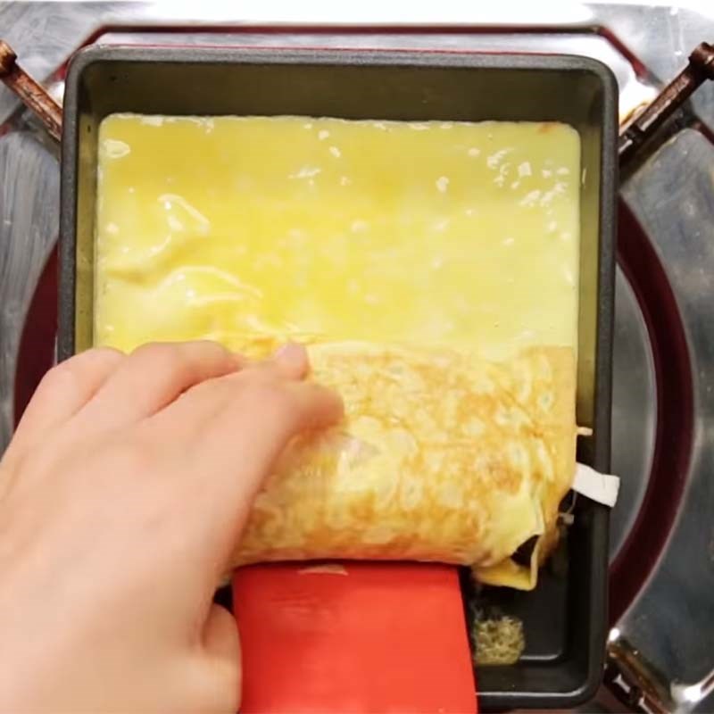 Bước 3 Chiên trứng và cuộn trứng Trứng cuộn khoai tây