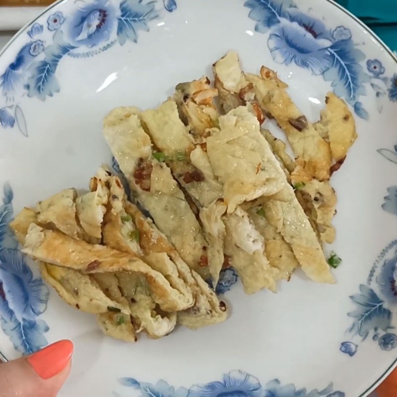 Bước 4 Chiên trứng và luộc bún Bún gạo xào lòng gà