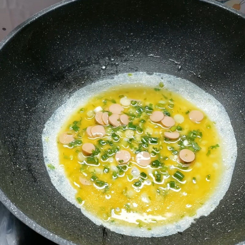 Bước 3 Chiên và cuộn trứng Trứng cuộn xúc xích hình trái tim