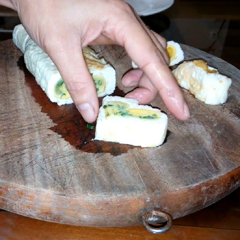 Bước 3 Chiên và cuộn trứng Trứng cuộn hành lá hình trái tim