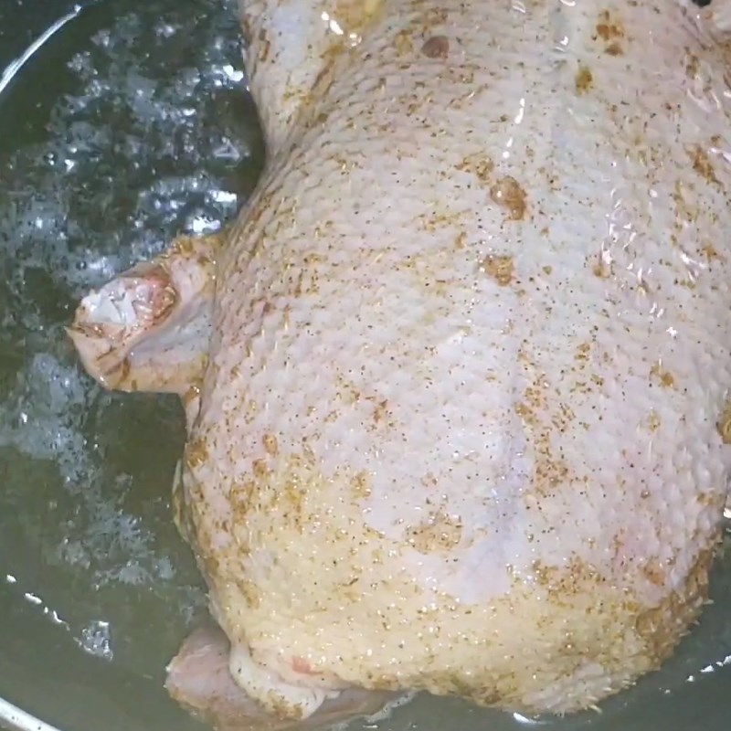 Bước 4 Chiên vịt Vịt hầm hạt sen