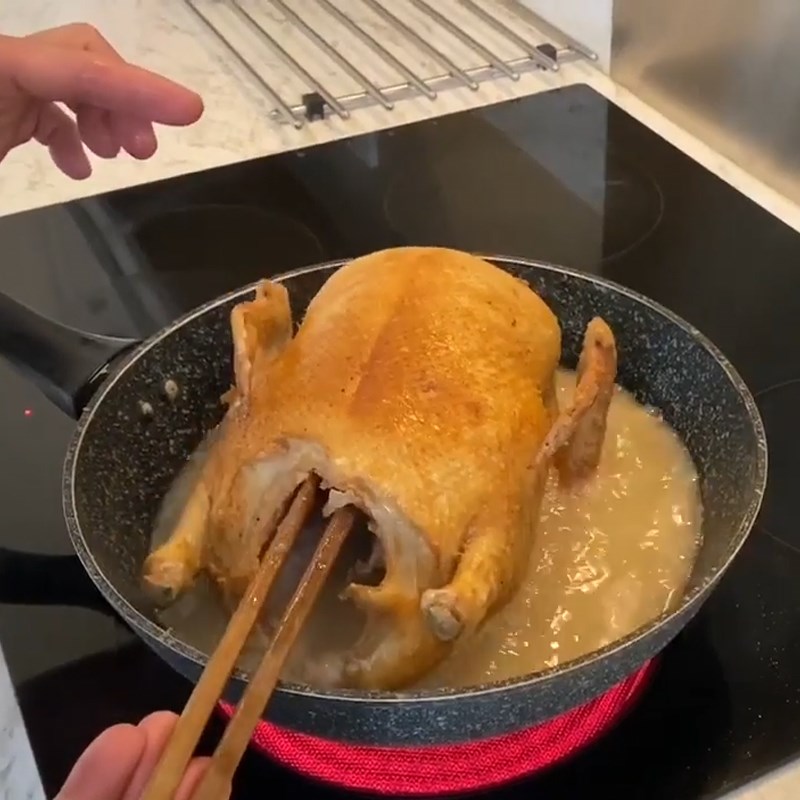 Bước 3 Chiên vịt Vịt nấu nấm