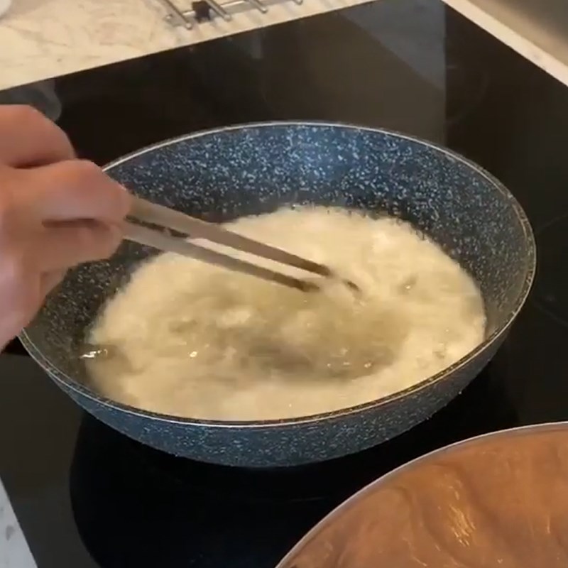 Bước 3 Chiên vịt Vịt nấu nấm