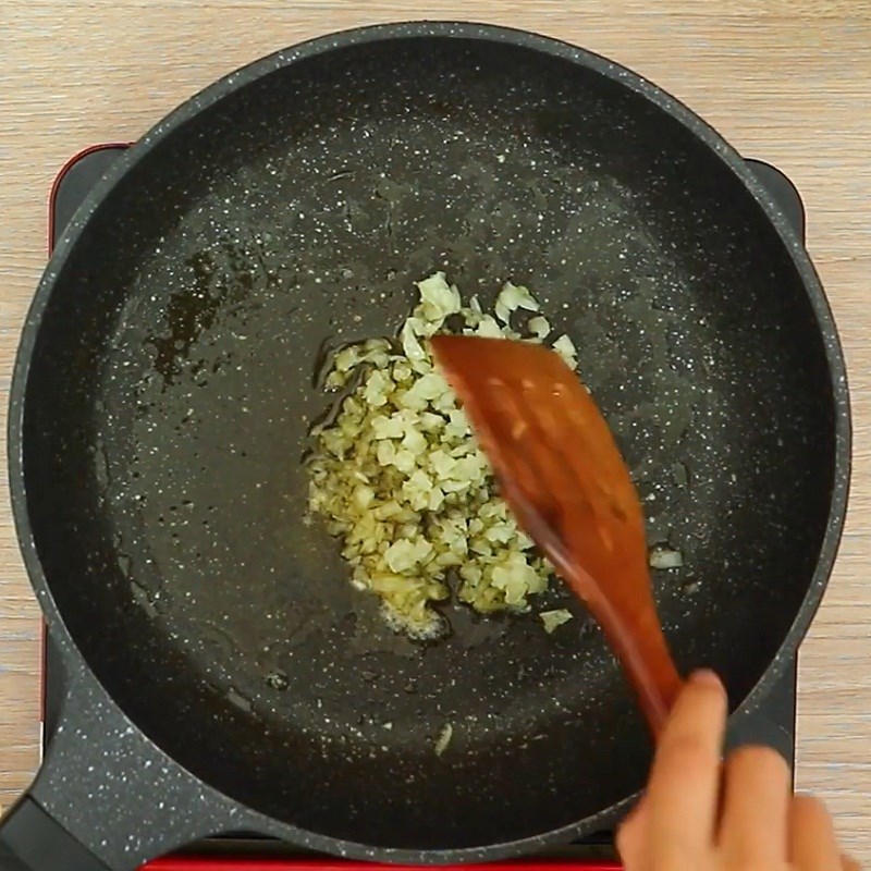 Bước 3 Chiên xúc xích và làm sốt cà chua Nui xào xúc xích cà chua