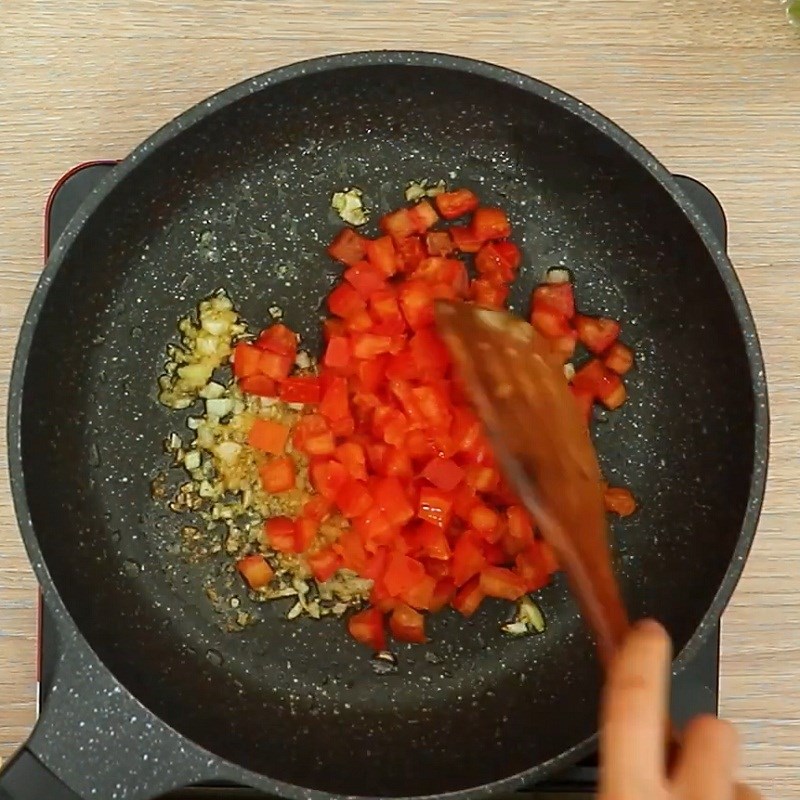 Bước 3 Chiên xúc xích và làm sốt cà chua Nui xào xúc xích cà chua