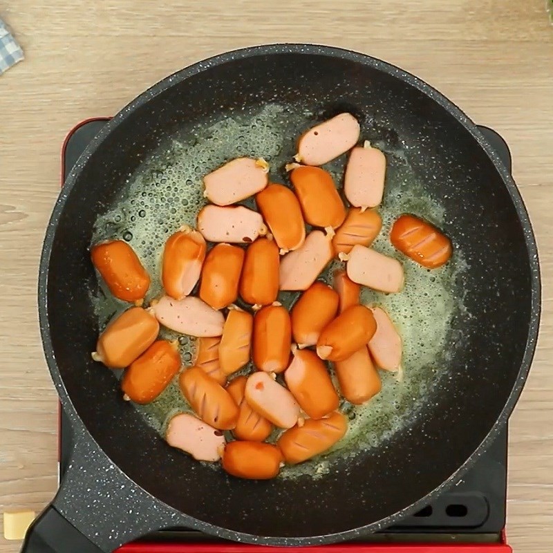 Bước 3 Chiên xúc xích và làm sốt cà chua Nui xào xúc xích cà chua