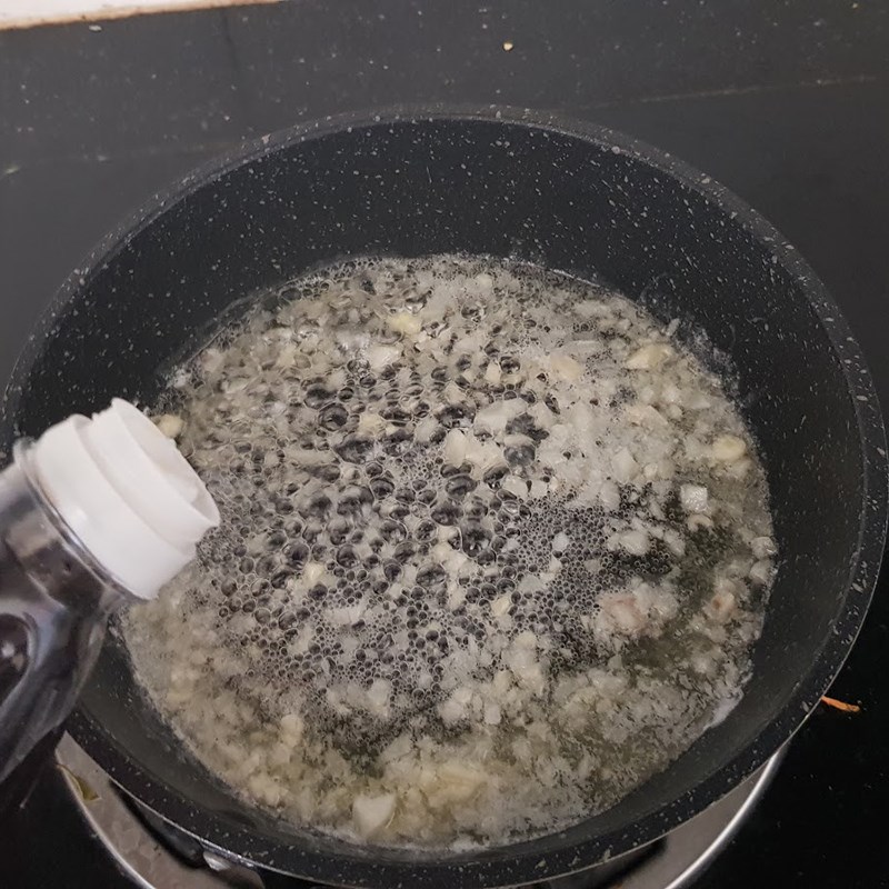 Bước 3 Chiên xúc xích với bơ tỏi Xúc xích chiên bơ tỏi