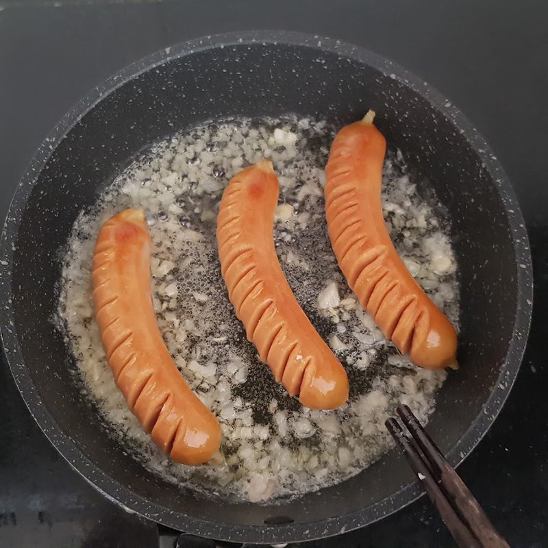 Bước 3 Chiên xúc xích với bơ tỏi Xúc xích chiên bơ tỏi