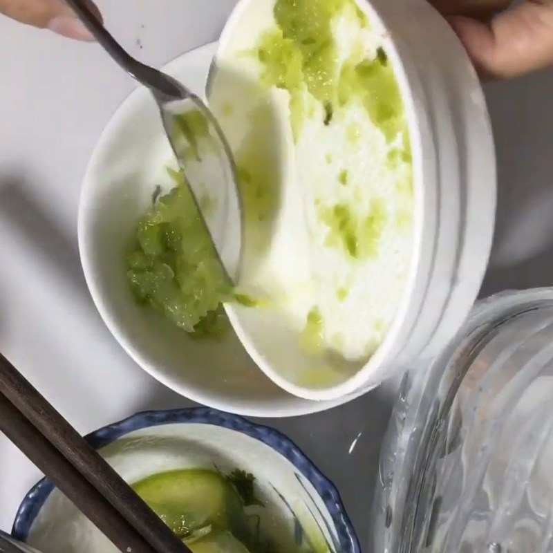 Bước 5 Cho bí và cá nghiễn nhuyễn vào cháo nấu sẵn Cháo cá hồi bí xanh