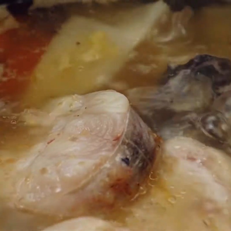 Bước 4 Cho cá lăng vào nấu cùng canh Canh cá lăng nấu măng chua