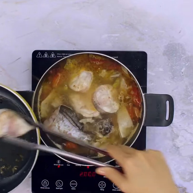 Bước 4 Cho cá lăng vào nấu cùng canh Canh cá lăng nấu măng chua