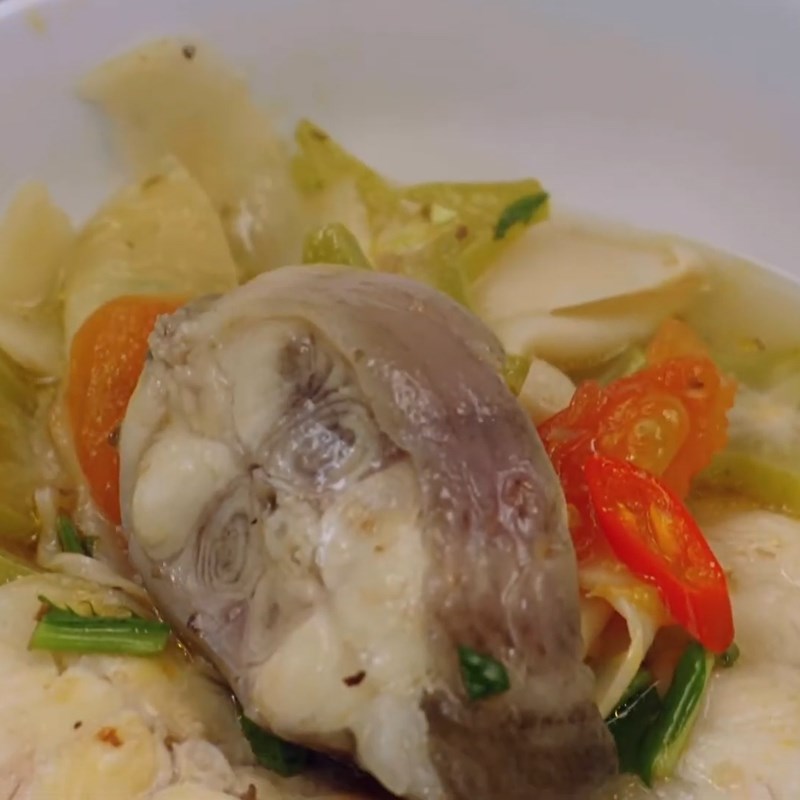 Bước 4 Cho cá lăng vào nấu cùng canh Canh cá lăng nấu măng chua