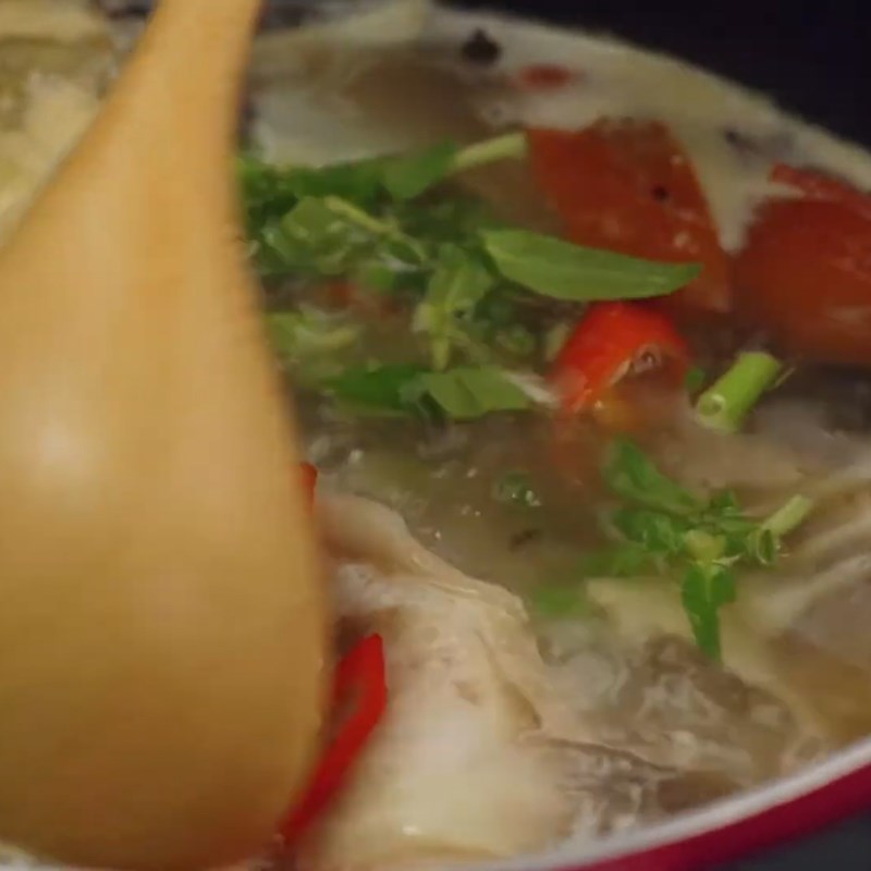 Bước 4 Cho cá lăng vào nấu cùng canh Canh cá lăng nấu măng chua