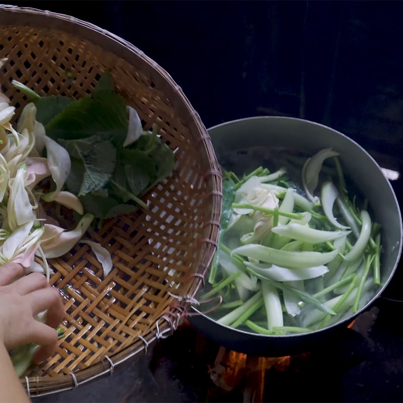 Bước 4 Cho các nguyên liệu khác vào Cá cam nấu canh chua bông so đũa