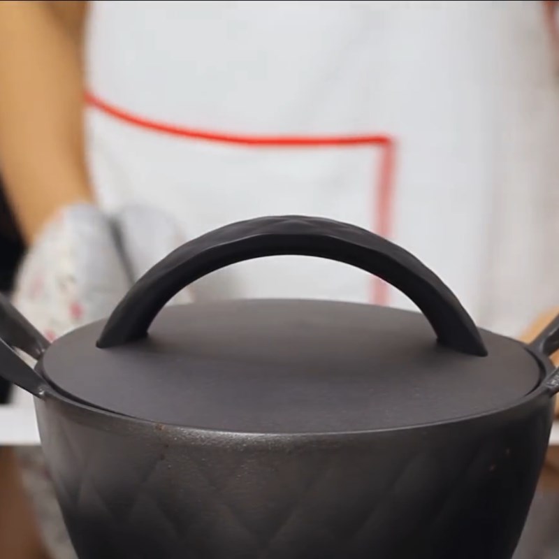 Bước 5 Cho các nguyên liệu vào Gà xào bắp cải phô mai