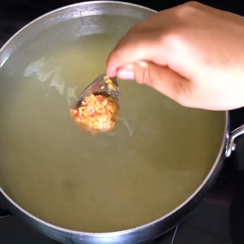 Bước 5 Cho chả vào nước dùng Bún riêu tôm khô