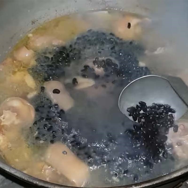 Bước 4 Cho đậu đen vào hầm với đuôi bò Đuôi bò hầm đậu đen