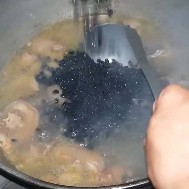Bước 4 Cho đậu đen vào hầm với đuôi bò Đuôi bò hầm đậu đen