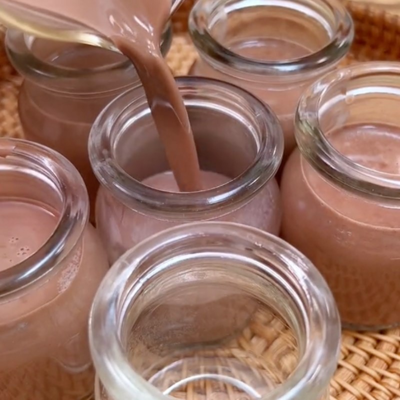 Bước 3 Cho hỗn hợp panna cotta vào hũ Panna cotta socola (Công thức từ kênh tiktok Cách Nấu Ngon cùng Cách Nấu Ngon)