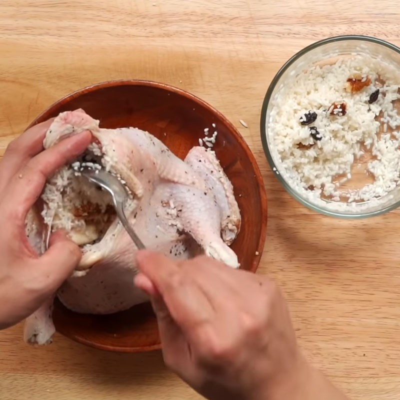 Bước 3 Cho hỗn hợp vào bụng gà Gà nướng nguyên con nhồi gạo nếp