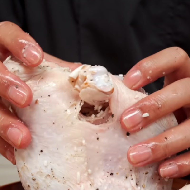 Bước 3 Cho hỗn hợp vào bụng gà Gà nướng nguyên con nhồi gạo nếp