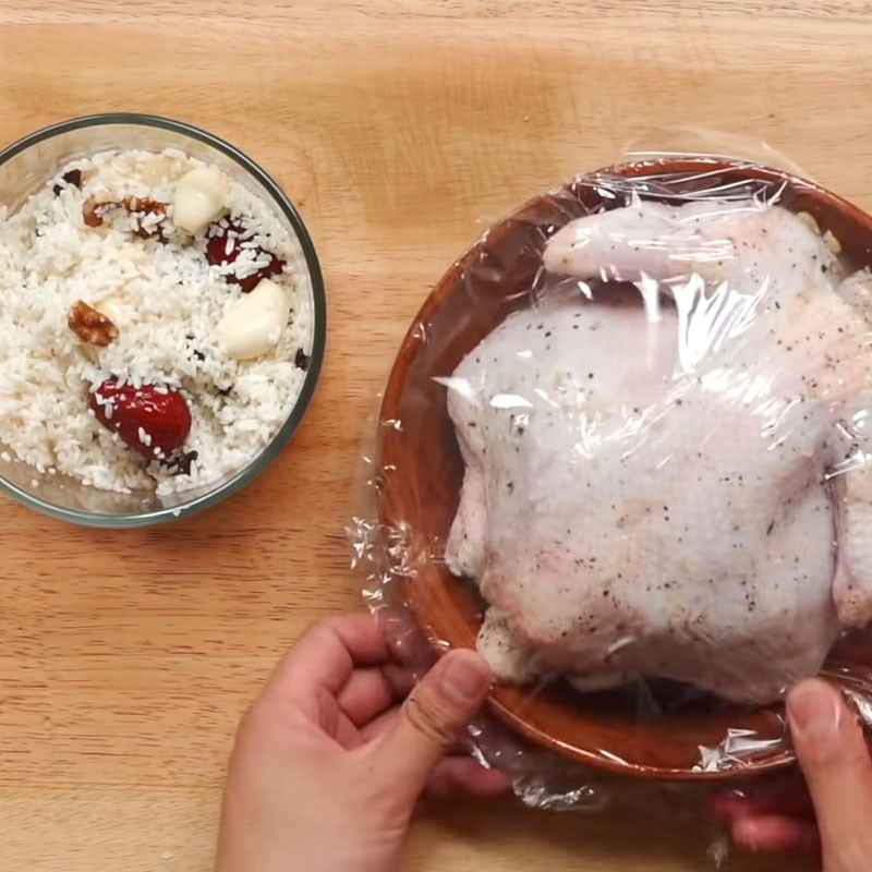Bước 3 Cho hỗn hợp vào bụng gà Gà nướng nguyên con nhồi gạo nếp