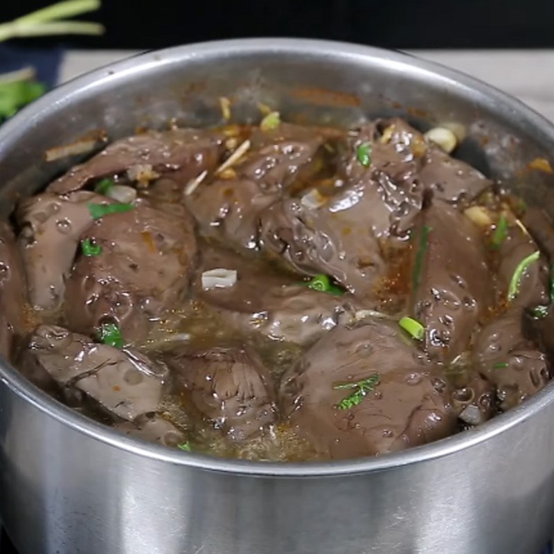 Bước 4 Cho huyết heo vào Canh huyết heo nấu cay
