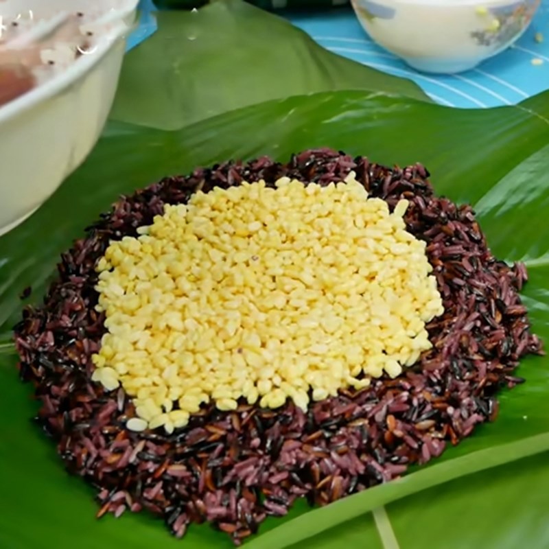 Bước 3 Cho nhân lên lá Bánh chưng nếp cẩm nhân thịt heo